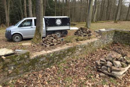 Bruchsteinmauer - zerstört mit gesicherten Originalsteinen