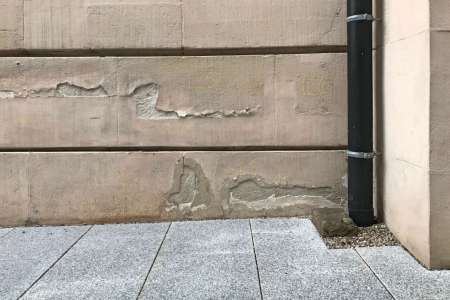 Haussockel - Wasserschaden durch Bodenfeuchte