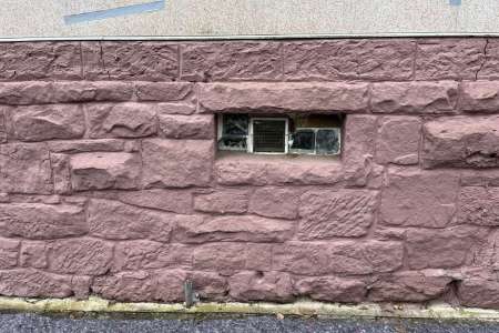 Sandstein-Haussockel - Mit Farbanstrich belastet