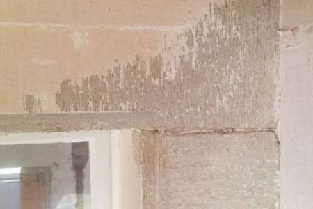 Sandsteinsanierung - Alte Farbschichten lassen dem Sandstein keine Luft zum "Atmen"
