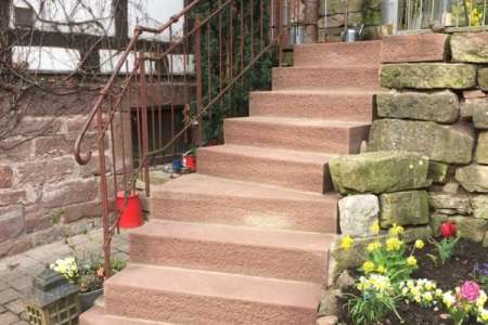 Sandsteintreppe - Nach dem Abtragen der alten Stufen, hier die neue Treppenanlage aus eigener Produktion, dem Charakter des Gartens angepaßt.