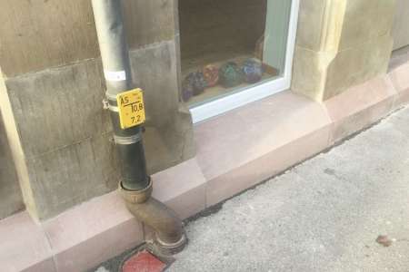 Sockel Sandsteinfassade - Naturstein Haussockel nach erfolgter Sanierung
