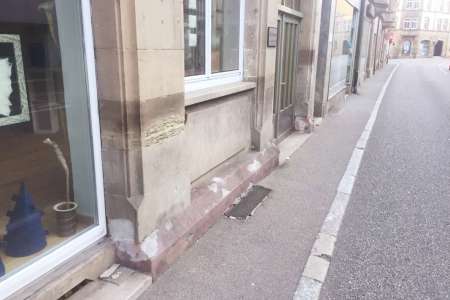Sockel Sandsteinfassade - Schäden an Fassade mit ungenutztem Eingang (Ansicht 02)